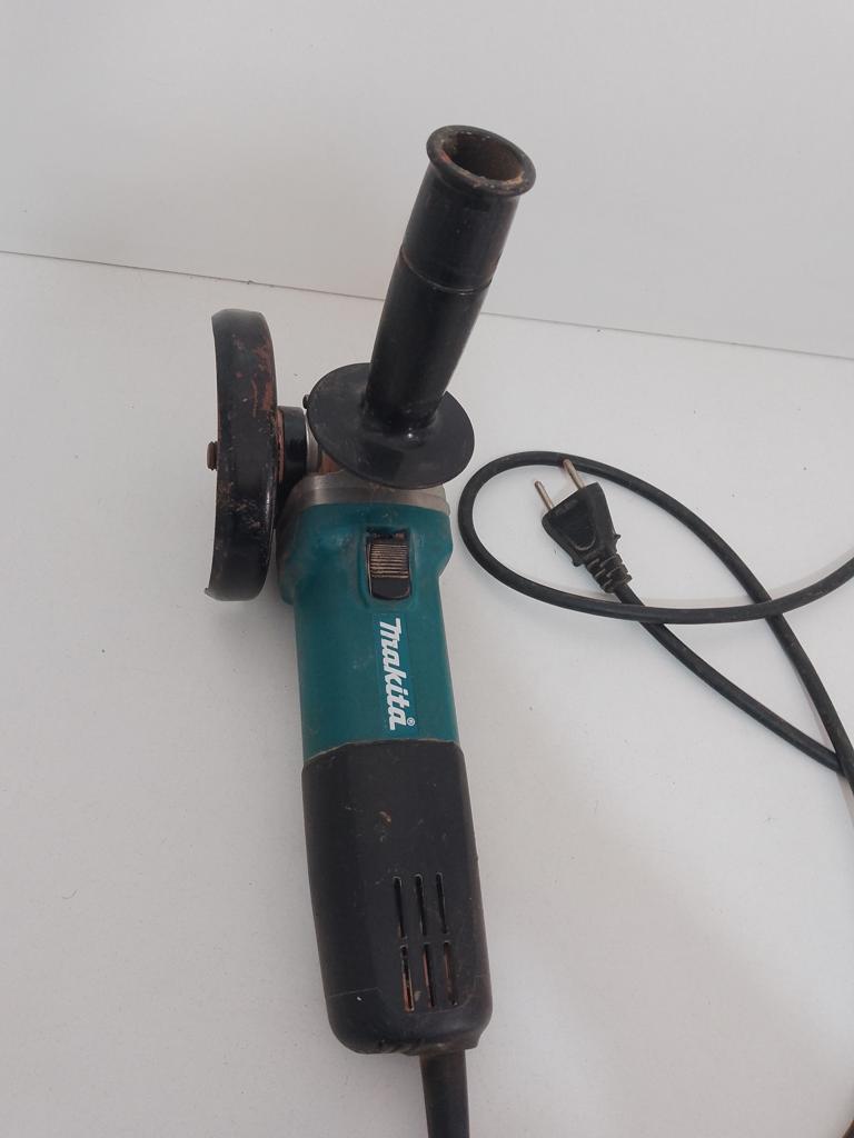 Pulidora Marca Makita Modelo 9557 Tamaño Grande Usado En Buen Estado Acc Disco De 110