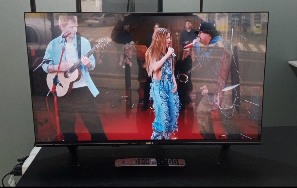 Televisor Led Smart De 32 '' Marca Fama Modelo Tvf-32e20 Con Control Usado En Buen Estado Acc PatasSoporte