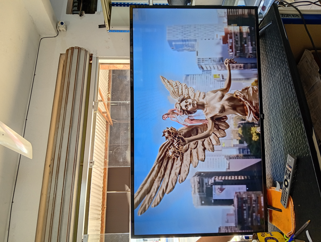 Televisor Led Smart De 43 '' Marca Jvc Modelo Lt - 43kb338 Con Control Usado En Buen Estado Acc PatasControlCaja