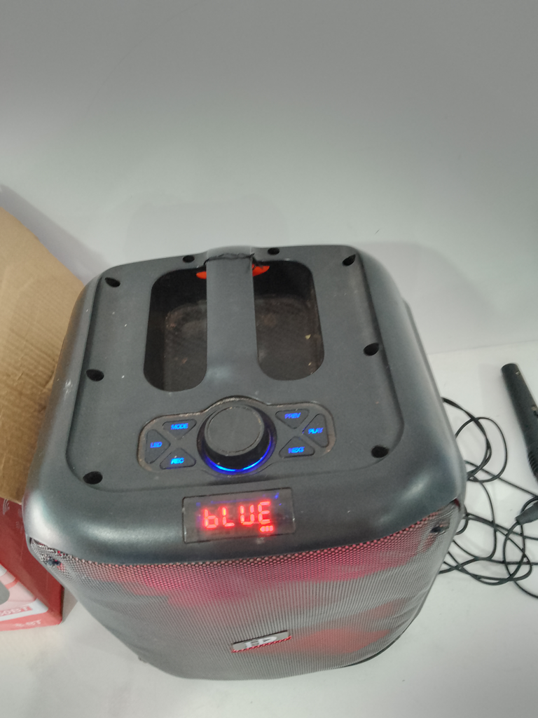 Foto 3 de Parlante Portatil Marca Hd Modelo 0-860bt Usado En Buen Estado Con No Tiene Acc Microfono Cargador Control Caja