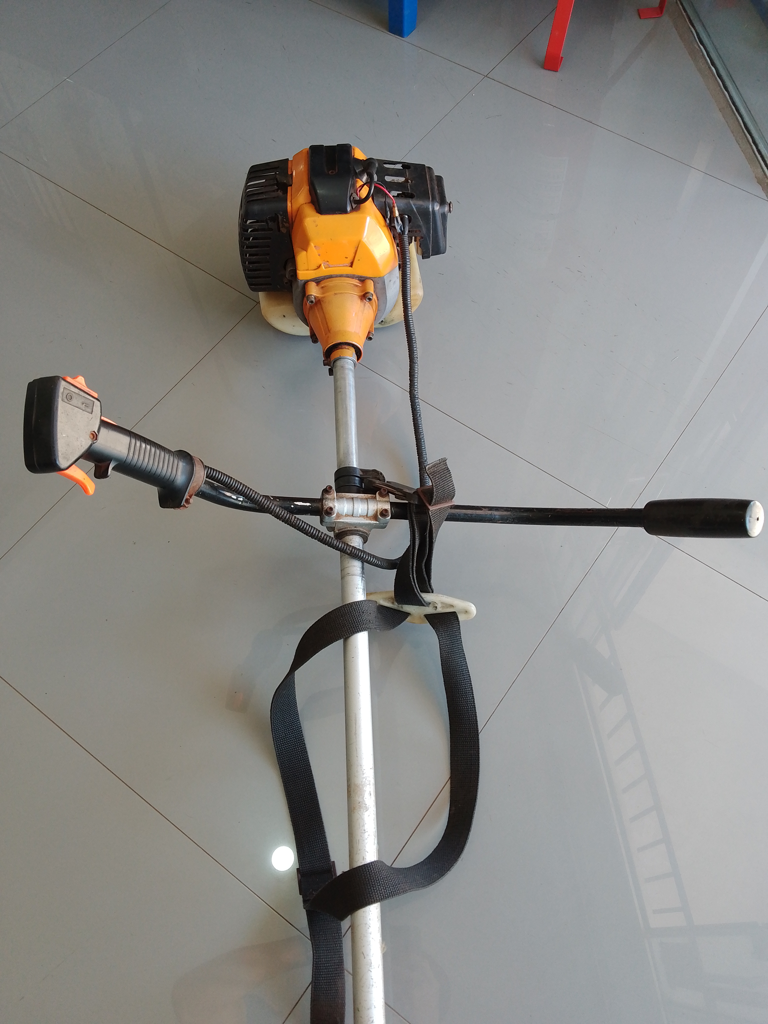 Desmalezadora Marca Husqvarna Modelo 143r-Ll Usado Con Desgaste Original Si Acc Cuchilla De 3 Puntas Arnes Cinturon