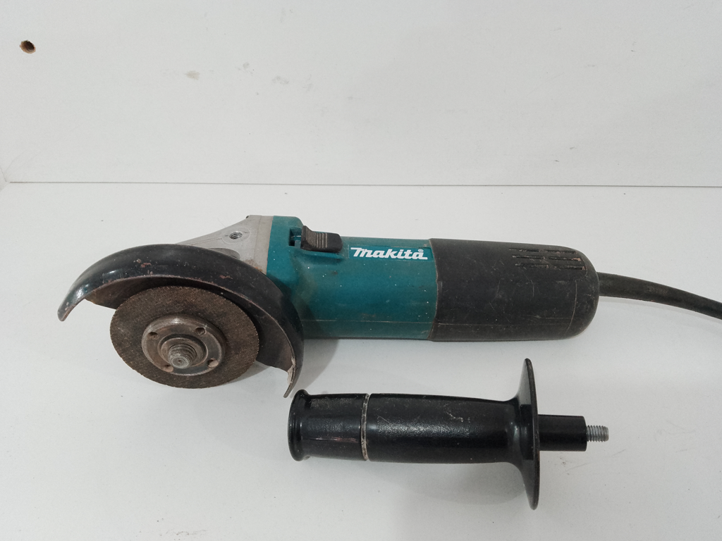 Pulidora Marca Makita Chico Modelo 9557hn Tamaño Chico Usado En Buen Estado Acc Disco De Corte Mango De Empuñadura