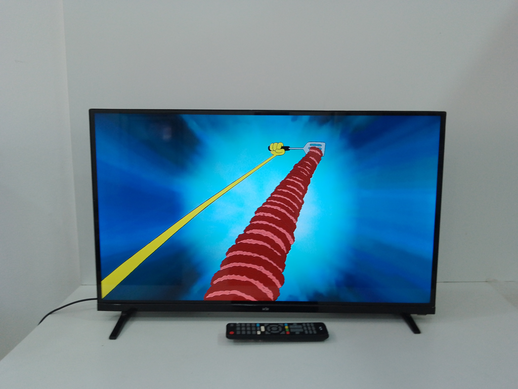 Televisor Led Smart De 32 '' Marca Win Modelo 32fs Con Control Usado Con Desgaste Acc Control Con Varios Detalles. Cable Añadido