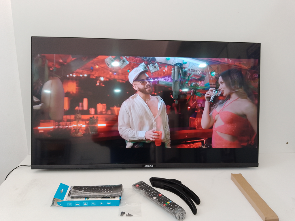Televisor Led Smart De 43 '' Marca Midas Modelo Md-Smtv425a Con Control Usado En Buen Estado Acc Con Dos ControlesSoporte Para Pared