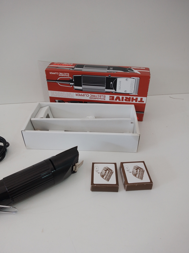 Maquina De Cortar Cabello Marca Trhive Modelo 808-2 Usado En Buen Estado Acc Con Dos Accesorios