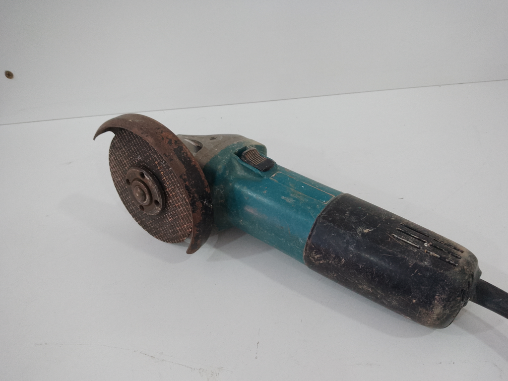 Pulidora Marca Makitta Modelo 9557hn Tamaño Pequeño Usado En Buen Estado Acc Protector Y Disco