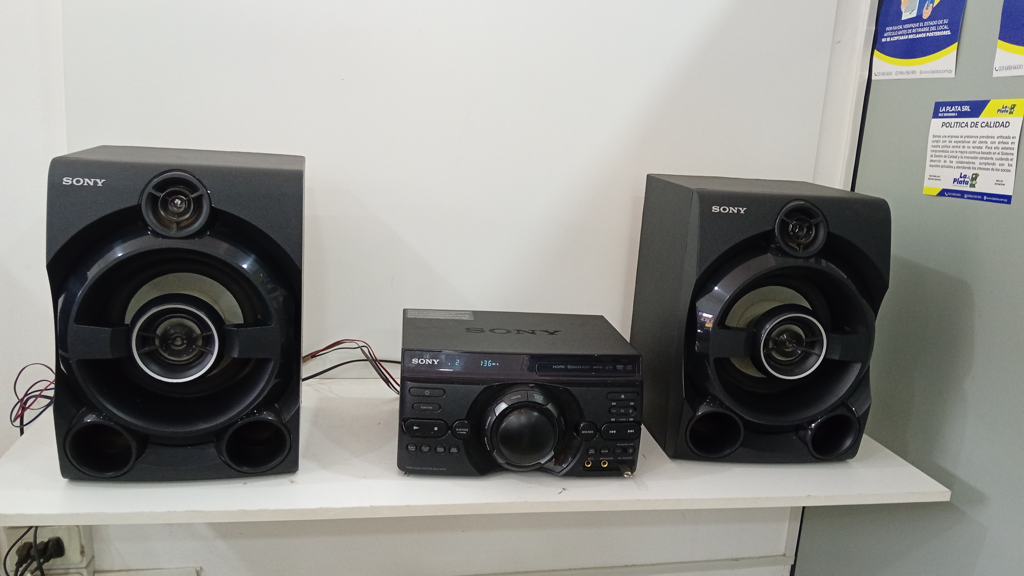 Equipo De Sonido Marca Sony Sin Control Modelo Hcd--M60d Usado En Buen Estado Acc Con Dos Parlantes