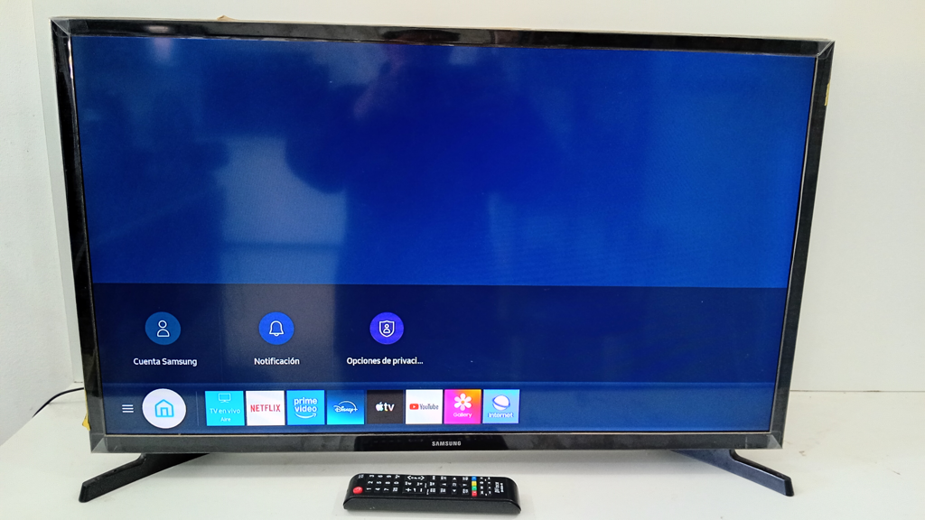 Televisor Led Smart De 32 '' Marca Samsung Modelo Un32t4300ag Con Control Usado En Buen Estado Acc Con Patitas