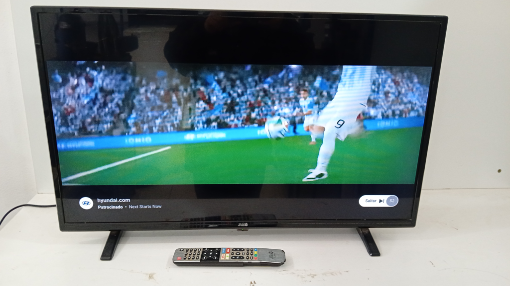 Televisor Led Smart De 32 '' Marca Jam Modelo Sk32e10 Con Control Usado Con Desgaste Acc Con Patitas