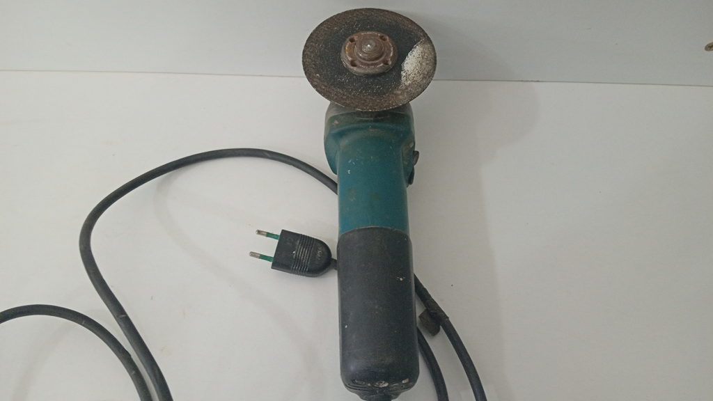 Pulidora Marca Makita Modelo 9557hn Tamaño Chico Usado En Buen Estado Acc Disco