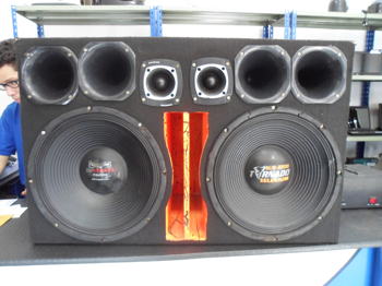 Caja C/ Parlantes Para Auto Usado En Buen Estado Acc 2 Parlantes De 15 Pulgadas 4 Corneteras (3 Funciones)2 Super Tweeter