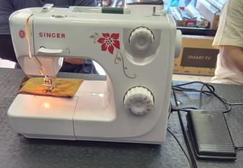 Maquina De Coser Familiar Marca Singer Modelo 8280 Usado En Buen Estado Acc Con Pedal Y Bobina