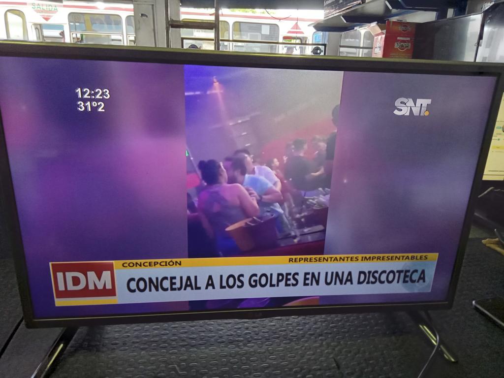 Televisor Led Convencional De 32 '' Marca Lg Modelo 32ly340c Usado En Buen Estado Con Control Sin Caja Acc PatitasCable Corriente