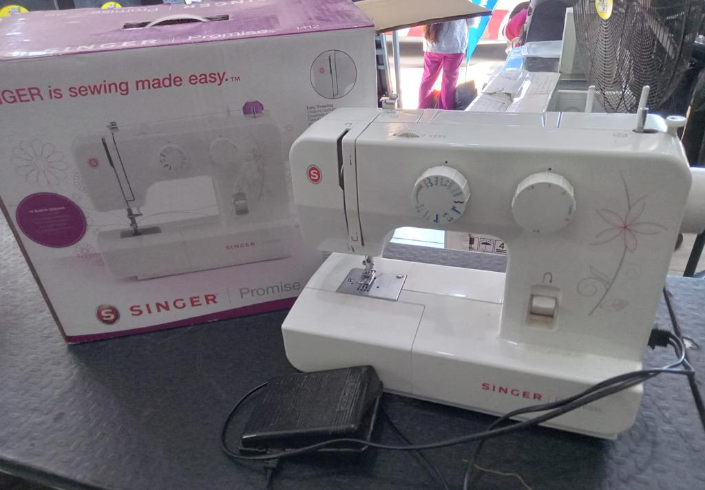 Maquina De Coser Familiar Marca Singer Modelo 1412 Usado En Buen Estado Acc Con Pedal Y BobinaEn Caja