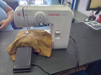 Maquina De Coser Familiar Marca Singer Modelo 1306 Usado En Buen Estado Acc PedalPorta HiloCaja