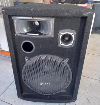 Caja Con Parlante Para Discoteca Marca No Tiene Modelo No Tiene Usado En Buen Estado Con Super Tweeter De 15 '' Acc No Tiene