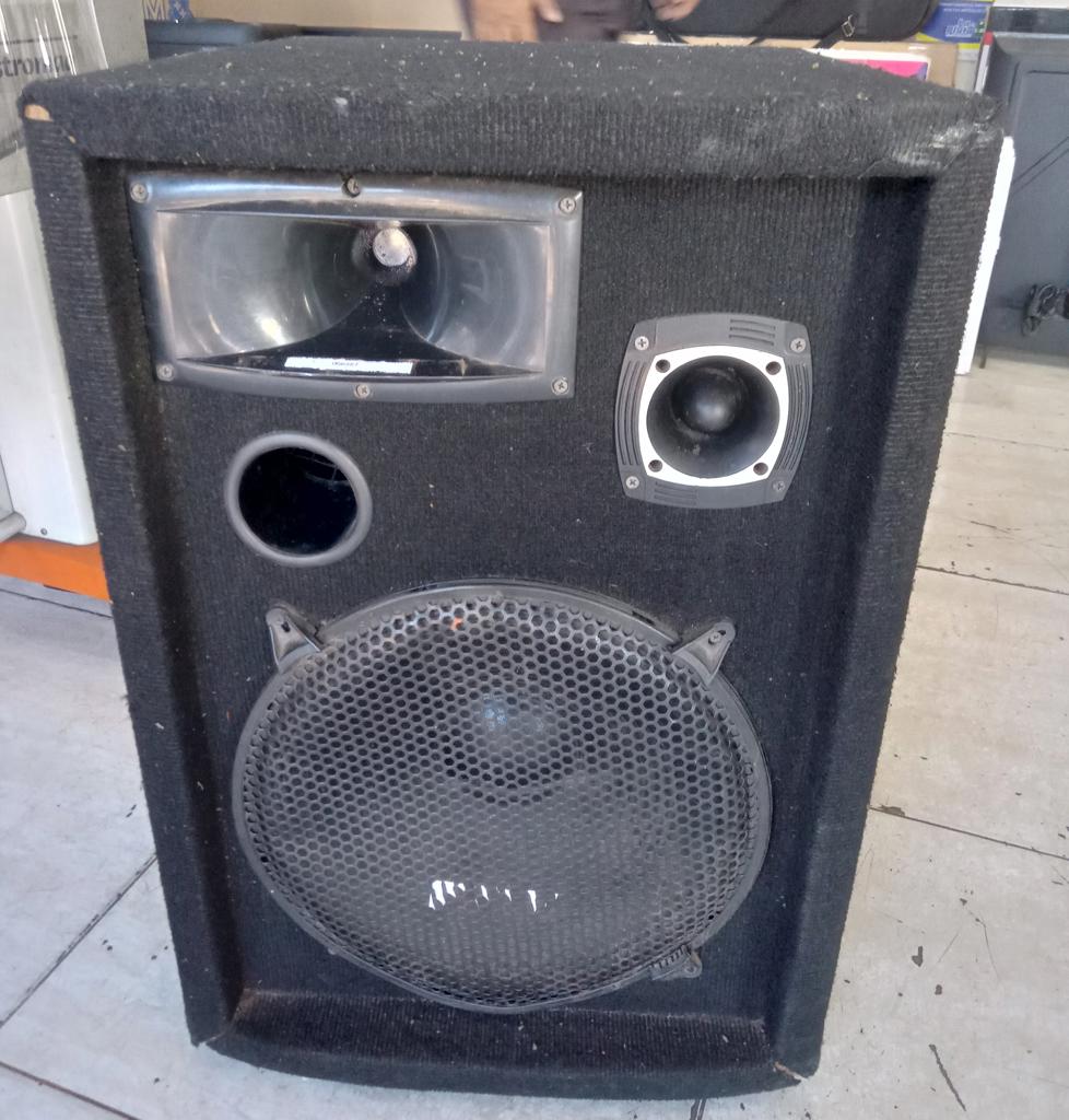 Caja Con Parlante Para Discoteca Marca No Tiene Modelo No Tiene Usado En Buen Estado Con Super Tweeter De 15 '' Acc No Tiene