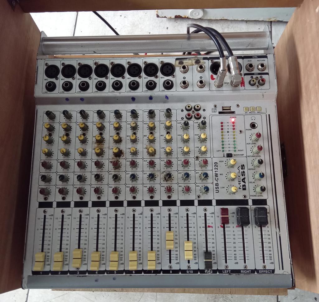 Consola De Sonido Marca Mega Bass Modelo Qsd-Cw1220 Usado En Buen Estado Acc Cable Power