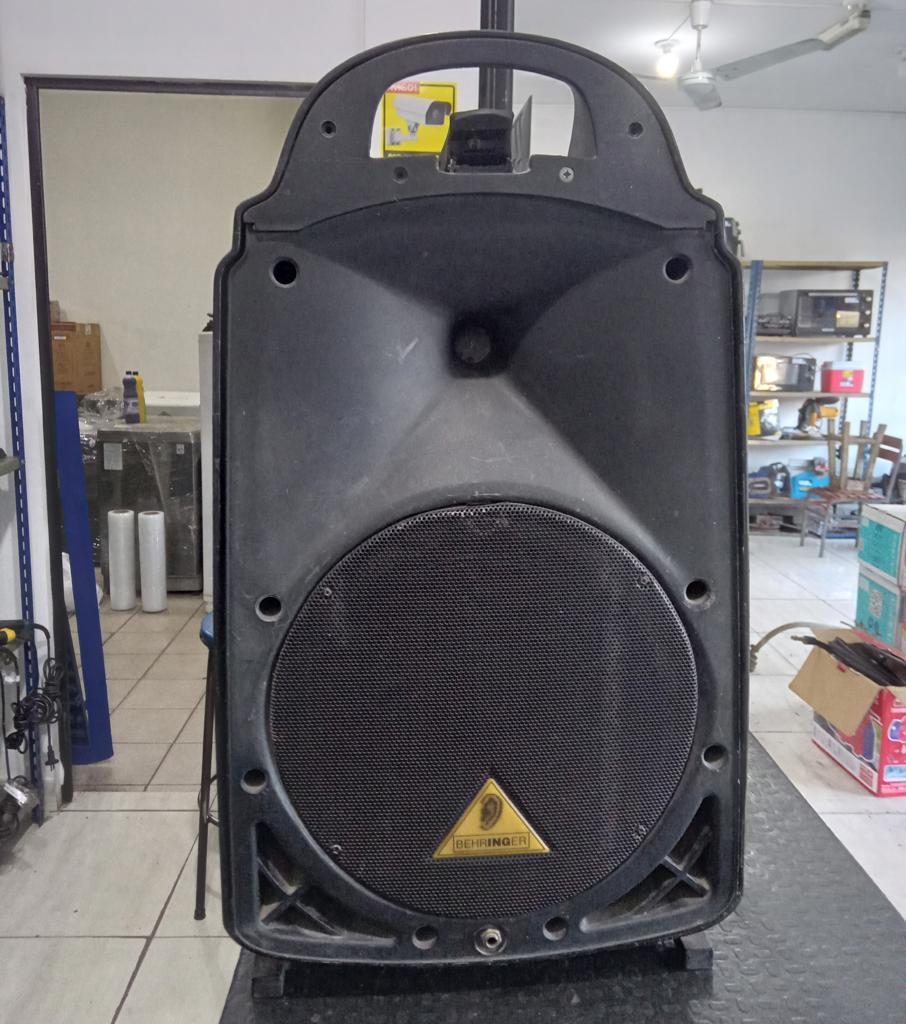 Caja Con Parlante Para Discoteca Marca Behringer Modelo No Tiene Usado En Buen Estado Con Parlante Pasivo De 12 '' Acc No Tiene