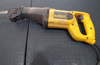Sierra Tipo Caladora Marca Dewalt Modelo Dw303m Usado Con Desgaste Acc Sierra Tipo Sable