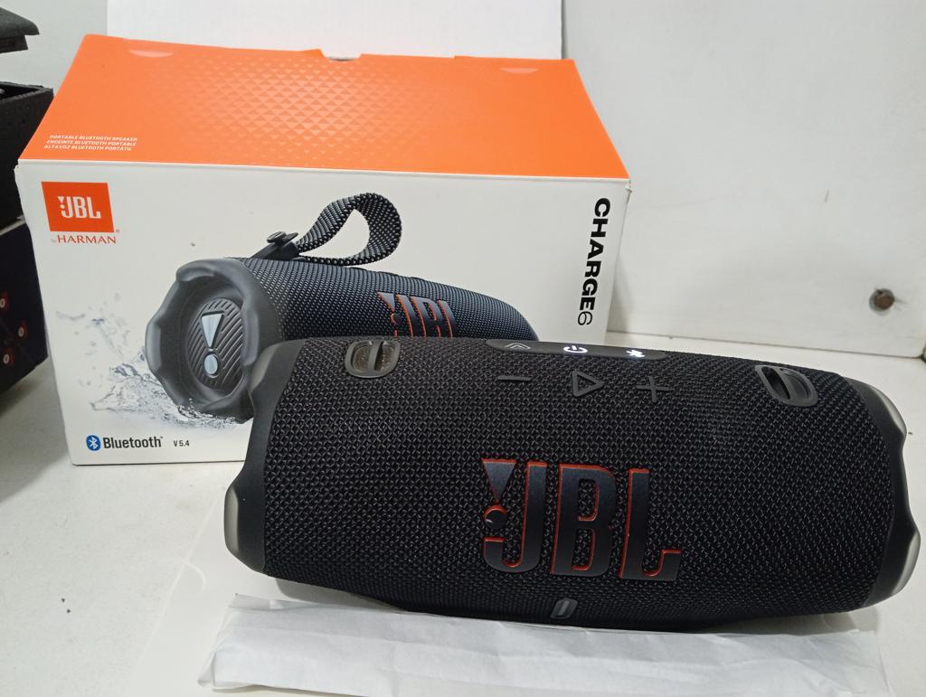 Speaker Potencia Watts No Tiene Marca Jbl Sin Control Modelo Charge 6 Usado En Buen Estado Sin Caja Acc Cable Usb