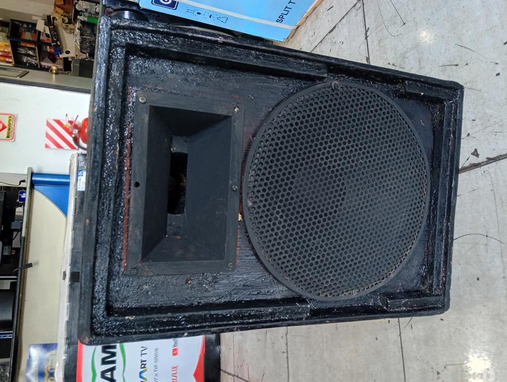 Caja Con Parlante Para Discoteca Marca No Tiene Modelo No Tiene Usado En Buen Estado Con Driver De 15 '' Acc No Tiene