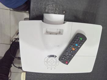 Proyector De Imagen Marca Optoma Con Control Modelo Daehhgl Lumenes 4.200 Usado En Buen Estado Acc Cable Power