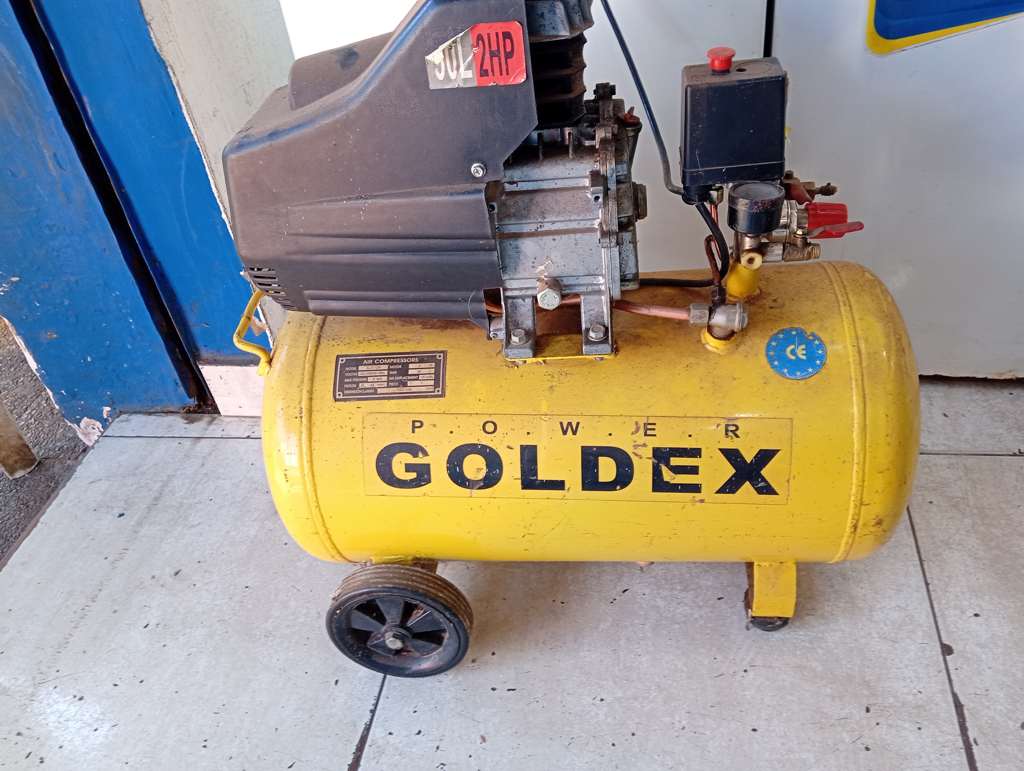 Compresor De Aire Marca Goldex Modelo Zc-0. 12/8 Potencia Hp 2 Usado Con Desgaste Acc De 50 LitrosSin Ficha
