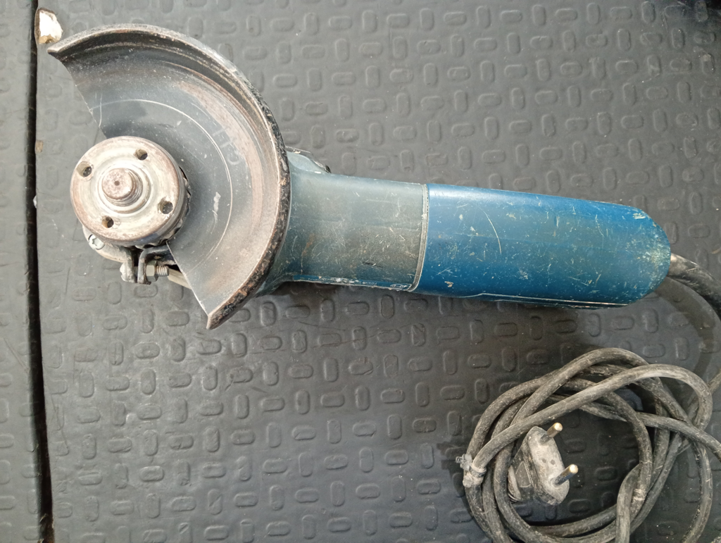 Pulidora Marca Bosch Modelo Gsw670 Tamaño 115mm Usado Con Desgaste Acc Protector