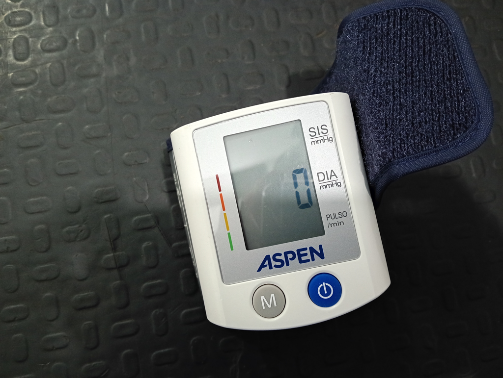 Tensiometro Marca Aspen De Muñeca Digital Modelo S150 Usado En Buen Estado Acc Con Cajita