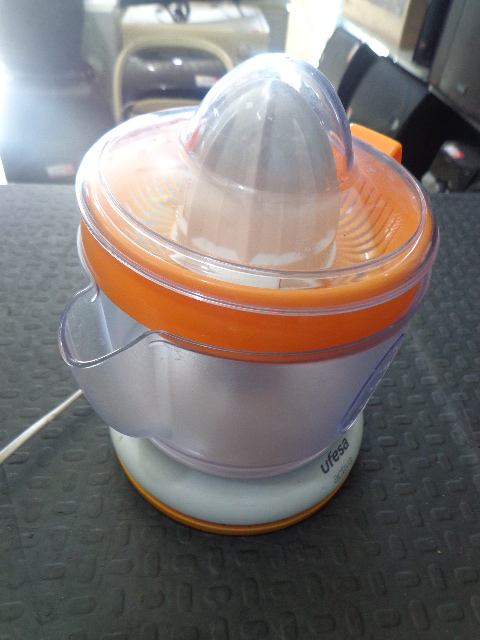 Foto 2 de Exprimidora Marca Ufesa Modelo Ex4939/01 Usado En Buen Estado Acc Tapa Colador Y Vaso
