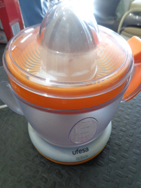 Foto 3 de Exprimidora Marca Ufesa Modelo Ex4939/01 Usado En Buen Estado Acc Tapa Colador Y Vaso