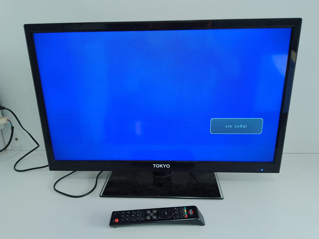 Televisor Led Convencional De 28 '' Marca Tokyo Modelo Tvtok28ledzh2-N Usado En Buen Estado Con Control Sin Caja Acc Base De Vidrio
