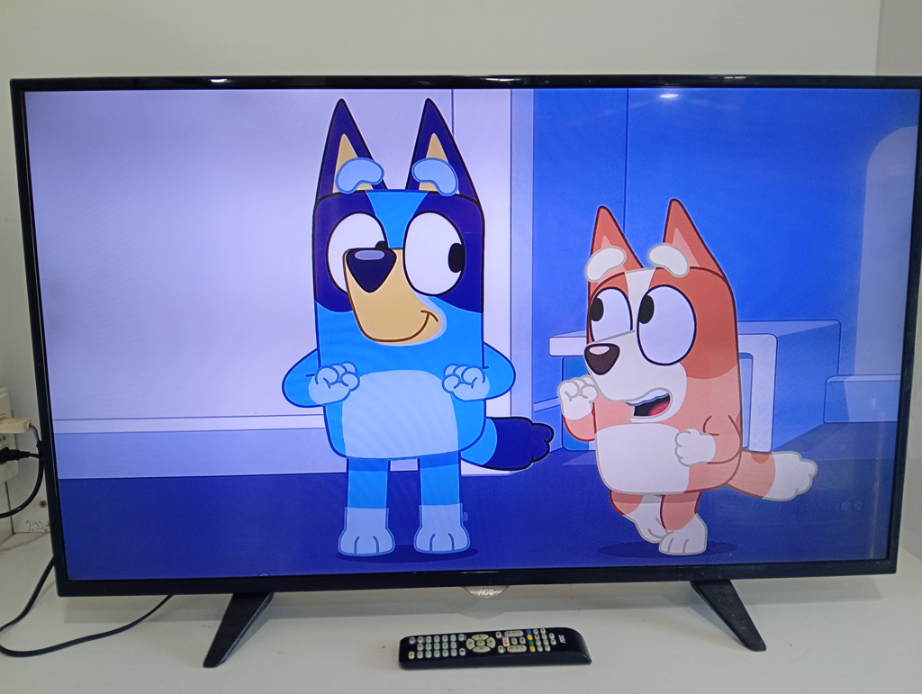 Televisor Led Smart De 43 '' Marca Aoc Modelo Le43s5970 Con Control Usado Con Desgaste Acc Par De PatitasCable Power
