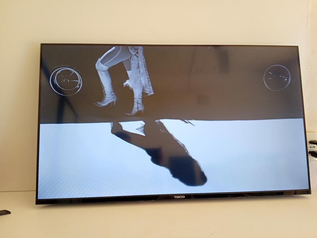 Televisor Led Smart De 43 '' Marca Tokyo Modelo Tvtokff43gtv Con Control Usado En Buen Estado Acc Con ControlDos Patitas