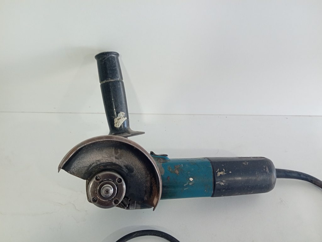 Pulidora Marca Makita Modelo 9557hn Tamaño Chico Usado En Buen Estado Acc ManijaProtector