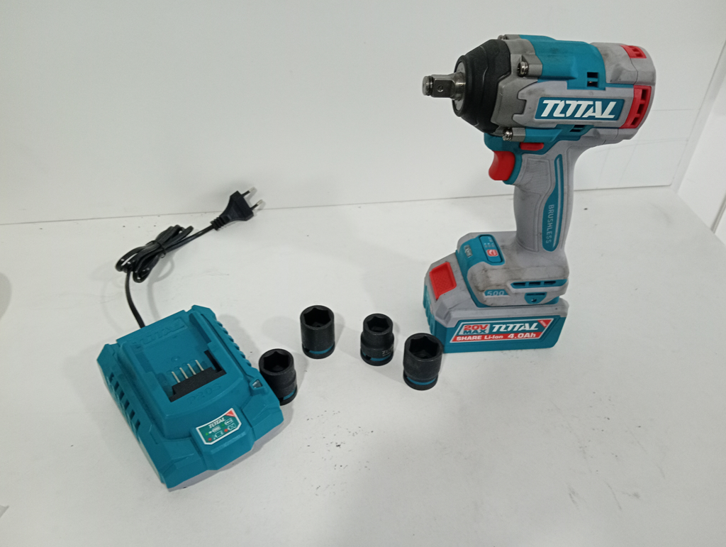 Llave De Impacto A Bateria Marca Total Modelo Tiwli2050 Acc Una Bateria4 Llaves Cargador