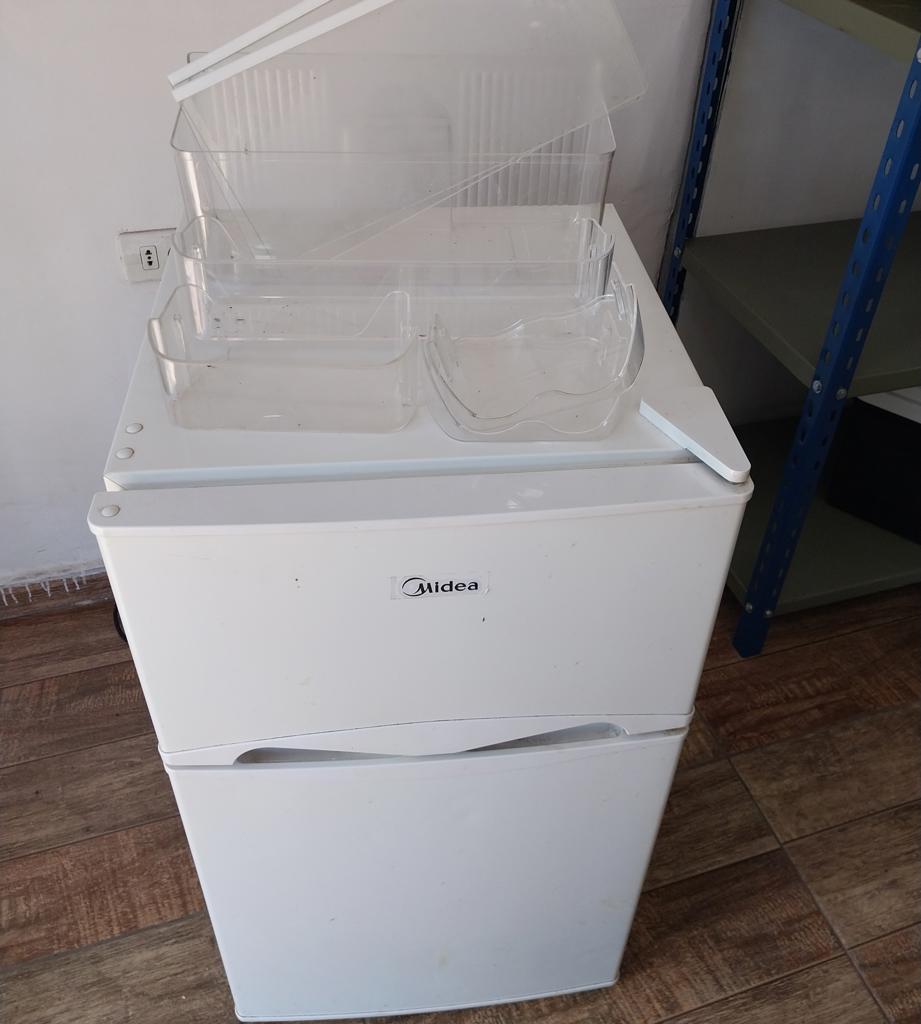 Frigobar Marca Midea De 2 Puertas Litros 120 Modelo 0513mdrc142fz Usado En Buen Estado Con No Tiene Acc Bandejas Hielera