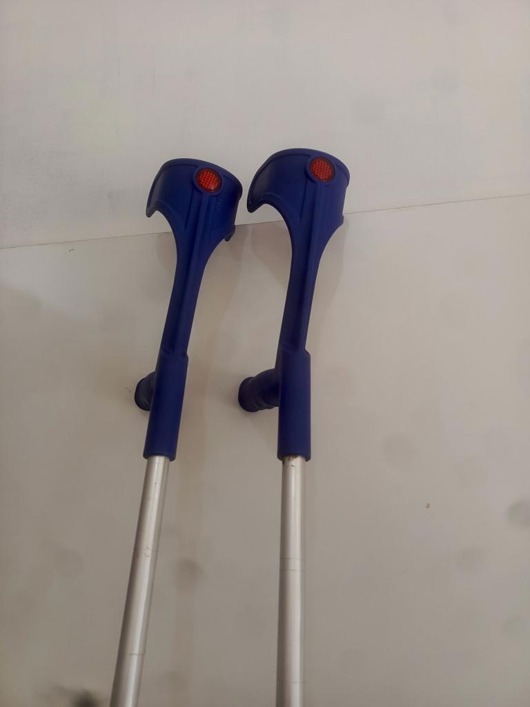 Par De Muletas Marca Maxcare Modelo Tipo Ortopedica Color Azul Acc No Tiene