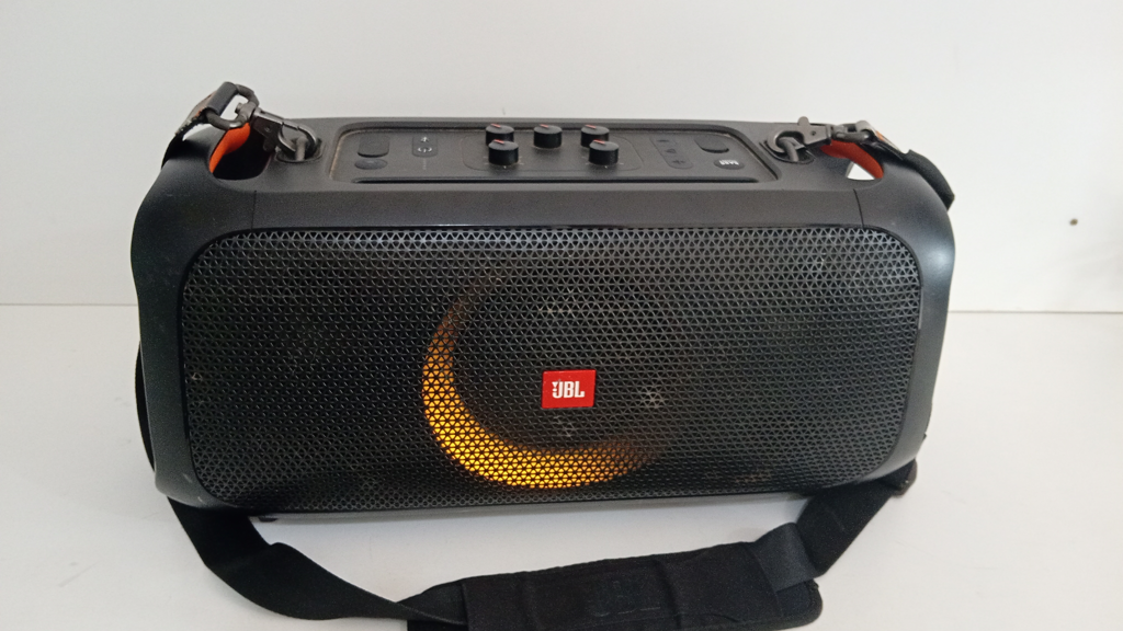 Parlante Portatil Marca Jbl Modelo Party Box On The Go Usado En Buen Estado Con Cinta Para Colgar Acc No Tiene