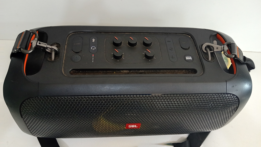 Foto 2 de Parlante Portatil Marca Jbl Modelo Party Box On The Go Usado En Buen Estado Con Cinta Para Colgar Acc No Tiene
