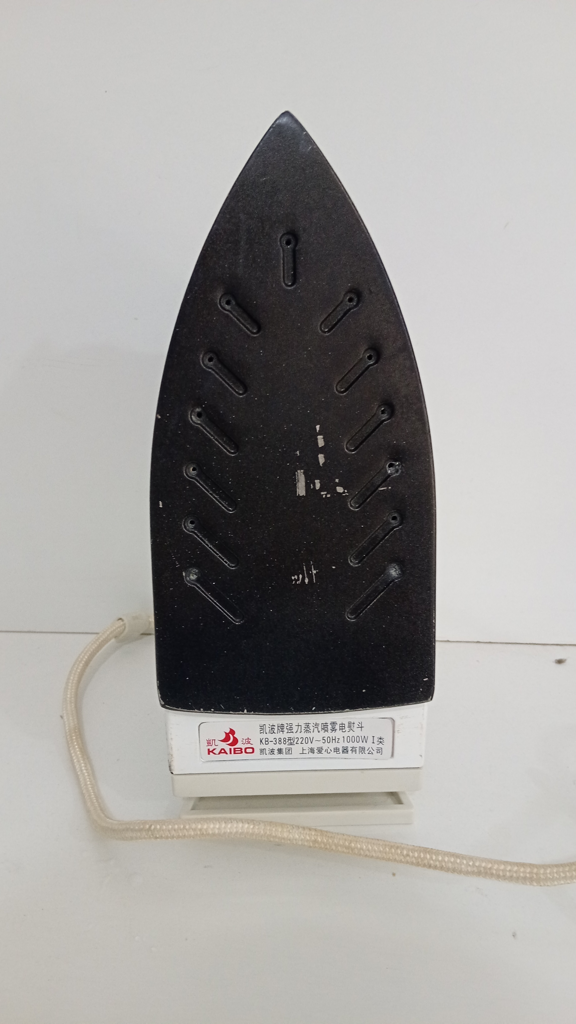 Plancha Electrica Marca Kaibo Modelo No Se Distingue Usado En Buen Estado Acc Adaptador Triple