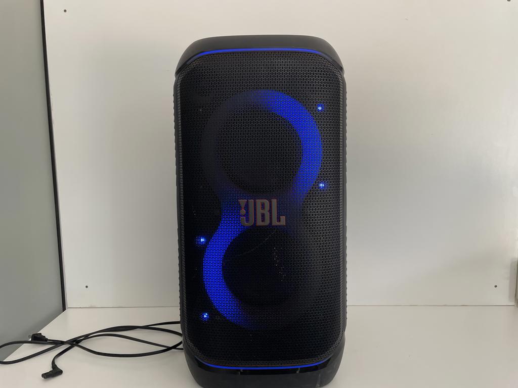 Parlante Portatil Marca Jbl. Modelo Party Box 320 Usado En Buen Estado Con Bateria Acc 1 BateriaCable Cargador
