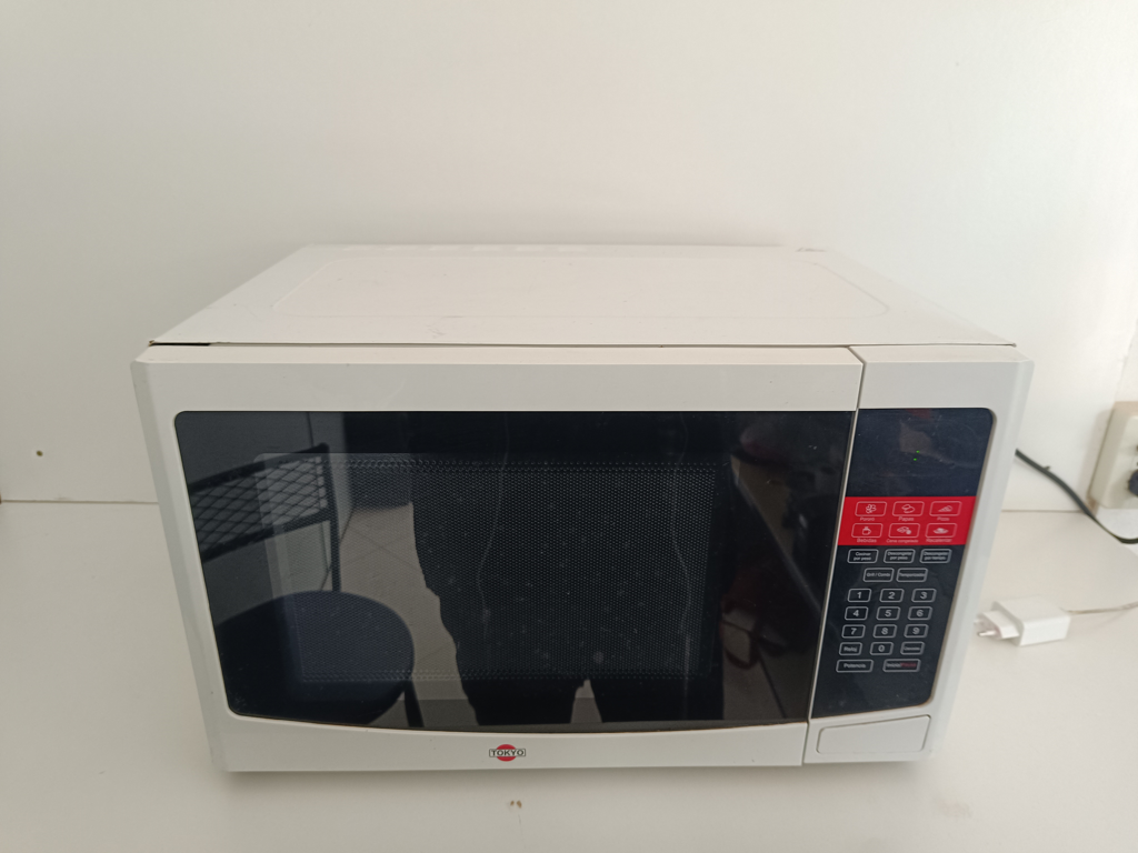 Mueble Para Horno/ Microondas Marca Tokyo Modelo Edtmtok30pg-N Usado En Buen Estado Con Bandeja Circular De Vidrio Acc No Tiene