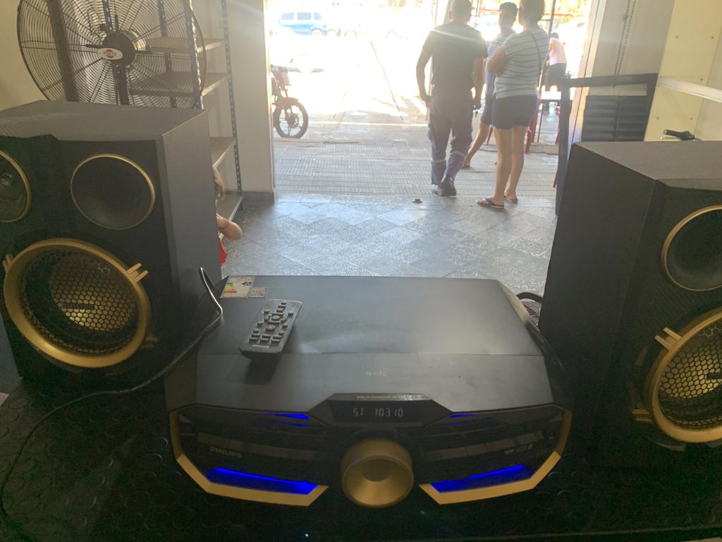 Equipo De Sonido Marca Philips Con Control Modelo Fx30/55 Usado En Buen Estado Acc Con Antenas Am/Fm Y Dos Parlantes