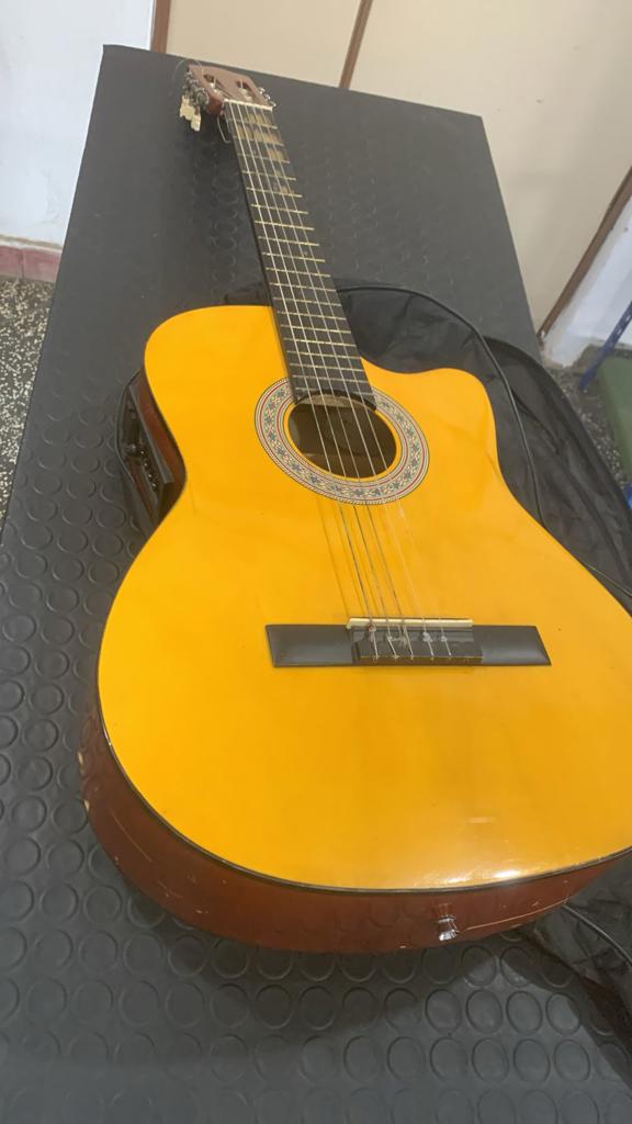 Guitarra Marca Freeman Modelo Frcg44ceq-Yw Usado Con Desgaste Acc S/A