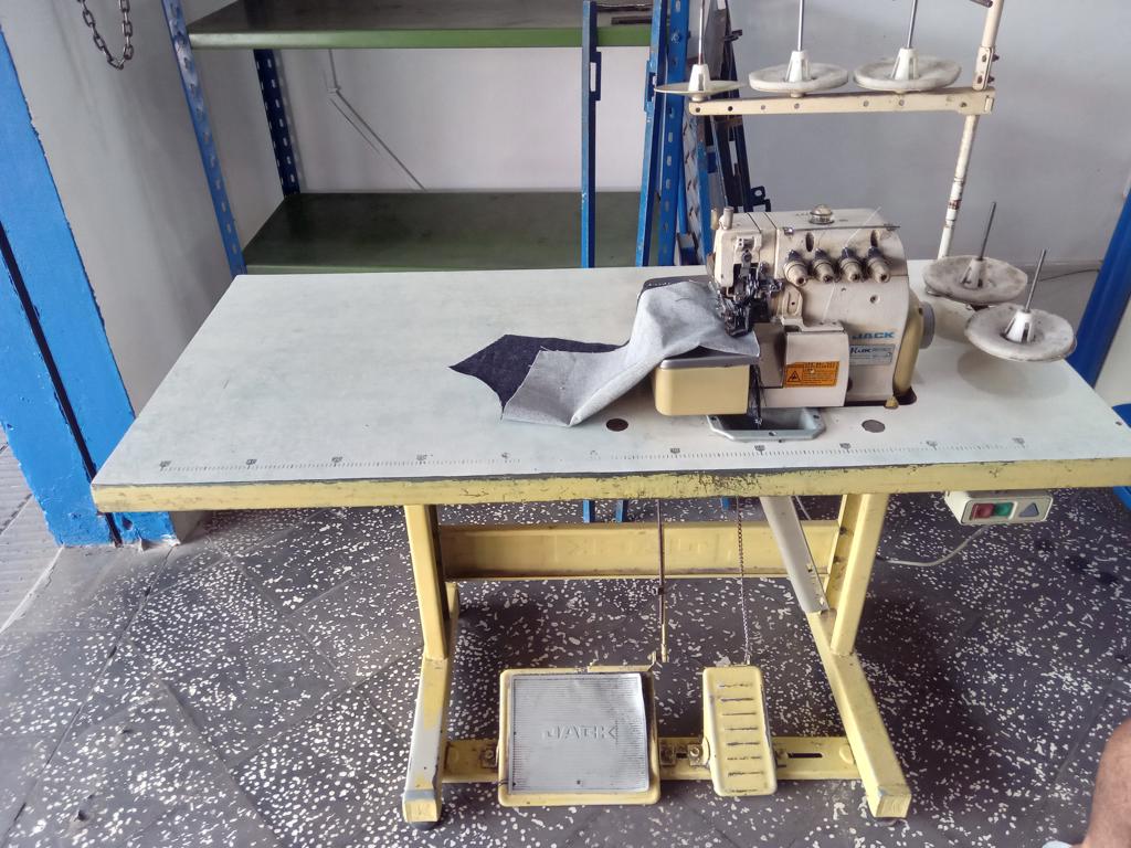 Maquina De Coser Industrial Tipo Overlook Marca Jack Modelo 768b-5-516m2-35 Usado En Buen Estado Acc MesadaMotorPorta Hilos
