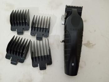 Maquina De Cortar Cabello Marca Kemel Modelo Km-2296 Usado En Buen Estado Acc Cuatro Peinetas