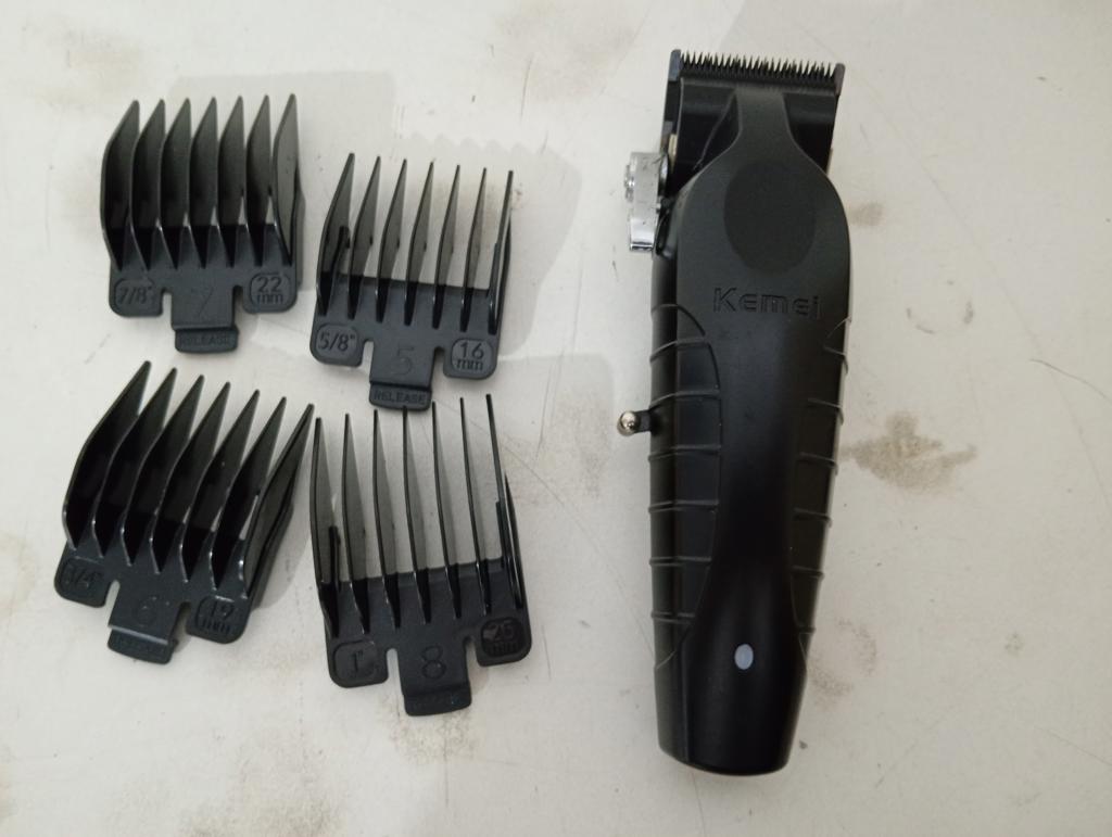 Maquina De Cortar Cabello Marca Kemel Modelo Km-2296 Usado En Buen Estado Acc Cuatro Peinetas