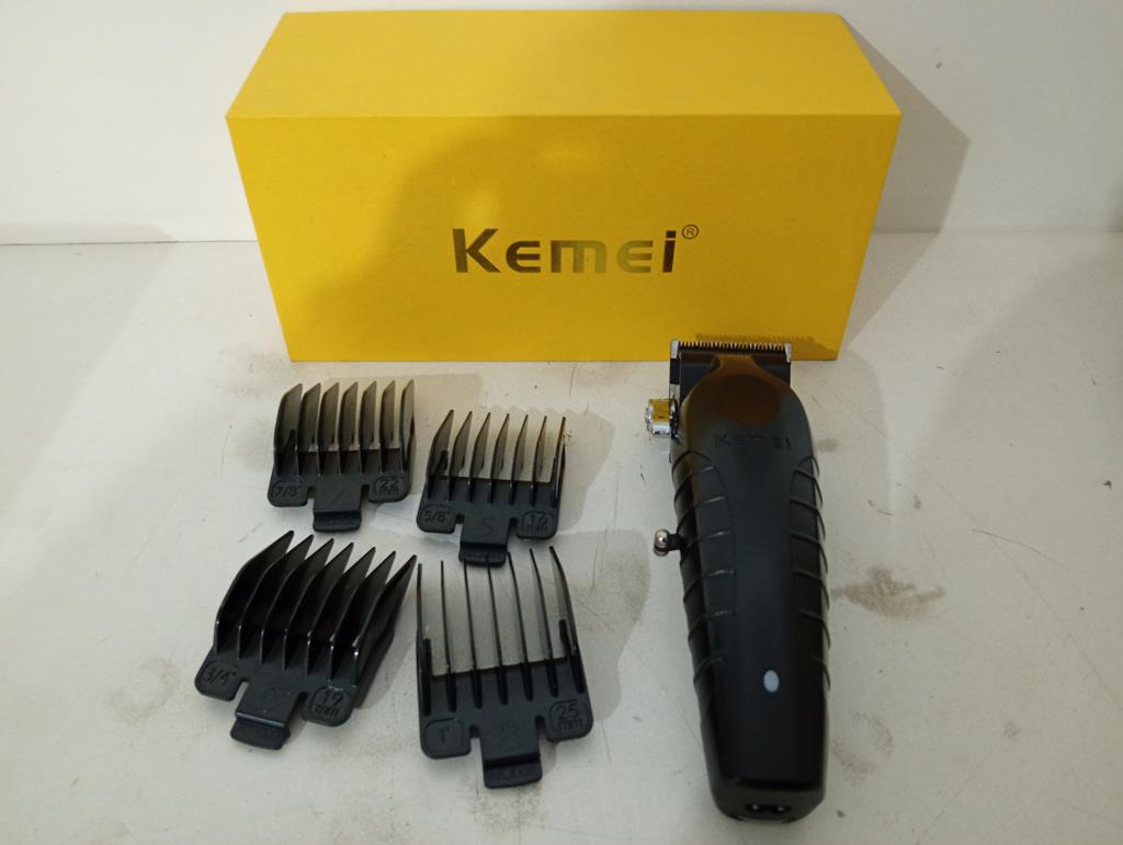 Maquina De Cortar Cabello Marca Kemel Modelo Km-2296 Usado En Buen Estado Acc Cuatro Peinetas